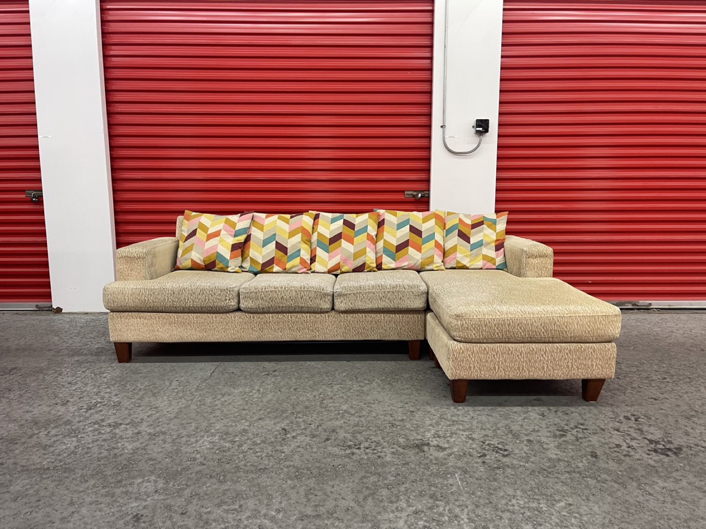FREE DELIVERY Beautiful Reversible Pullout Sectional
