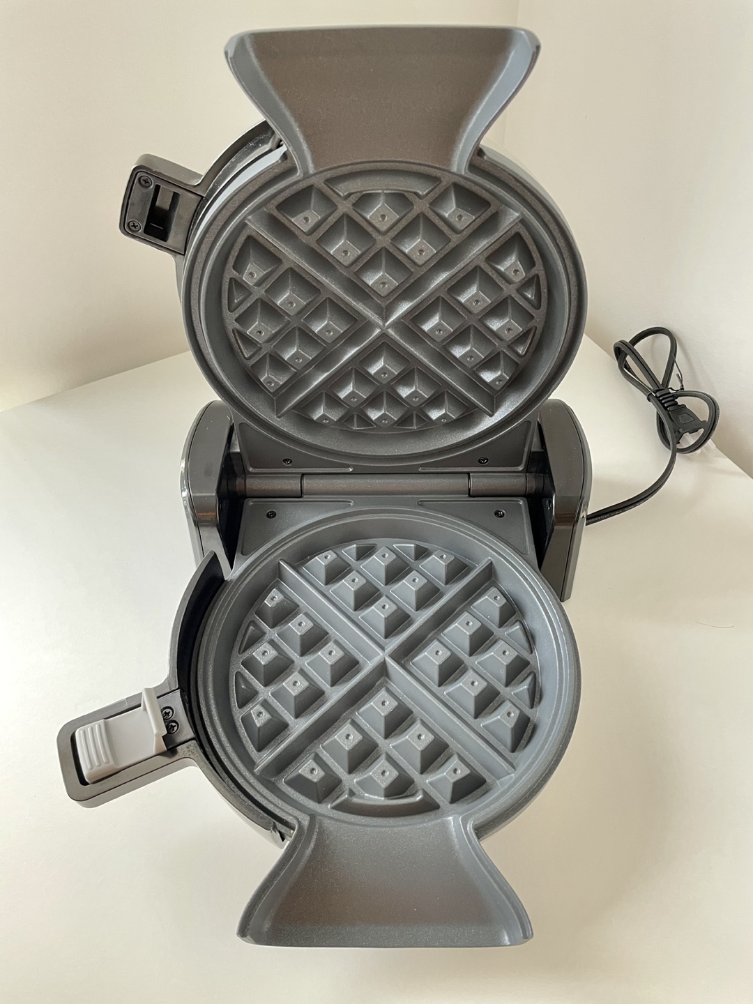 Oster Vertical Waffle Maker image indicator(2)