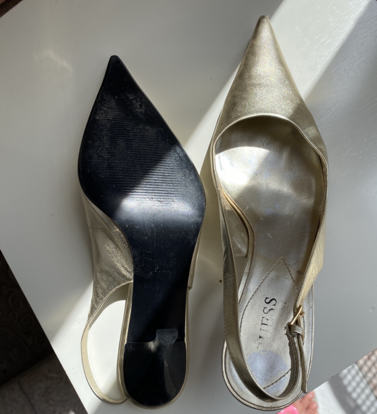 Guess shoes image indicator(2)