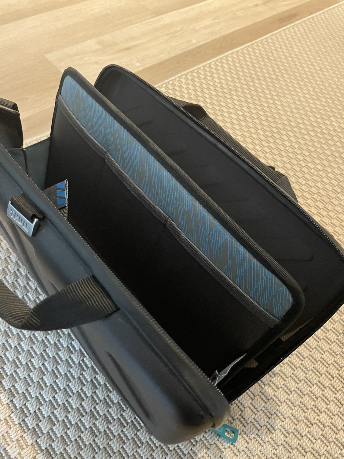 Thule 13inch mac pro laptop case image indicator(2)