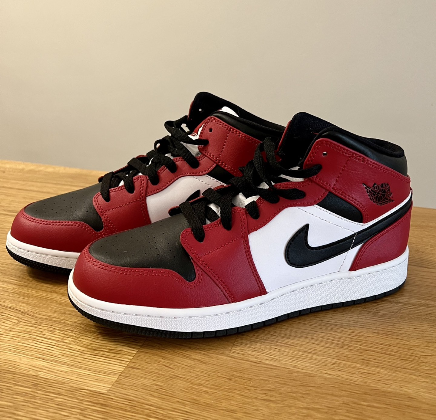 **NIKE AIR JORDAN 1 MID CHICAGO BLACK TOE SNEAKERS - YOUTH**