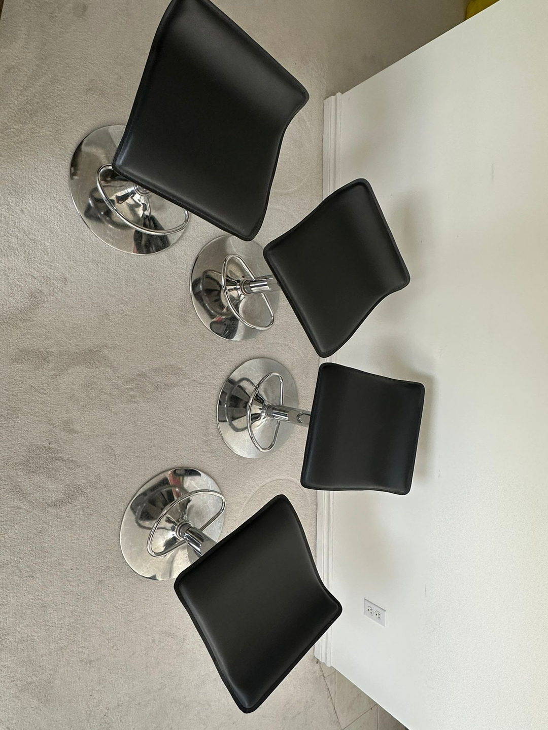 4 Almost brand new bar stools - photo 3
