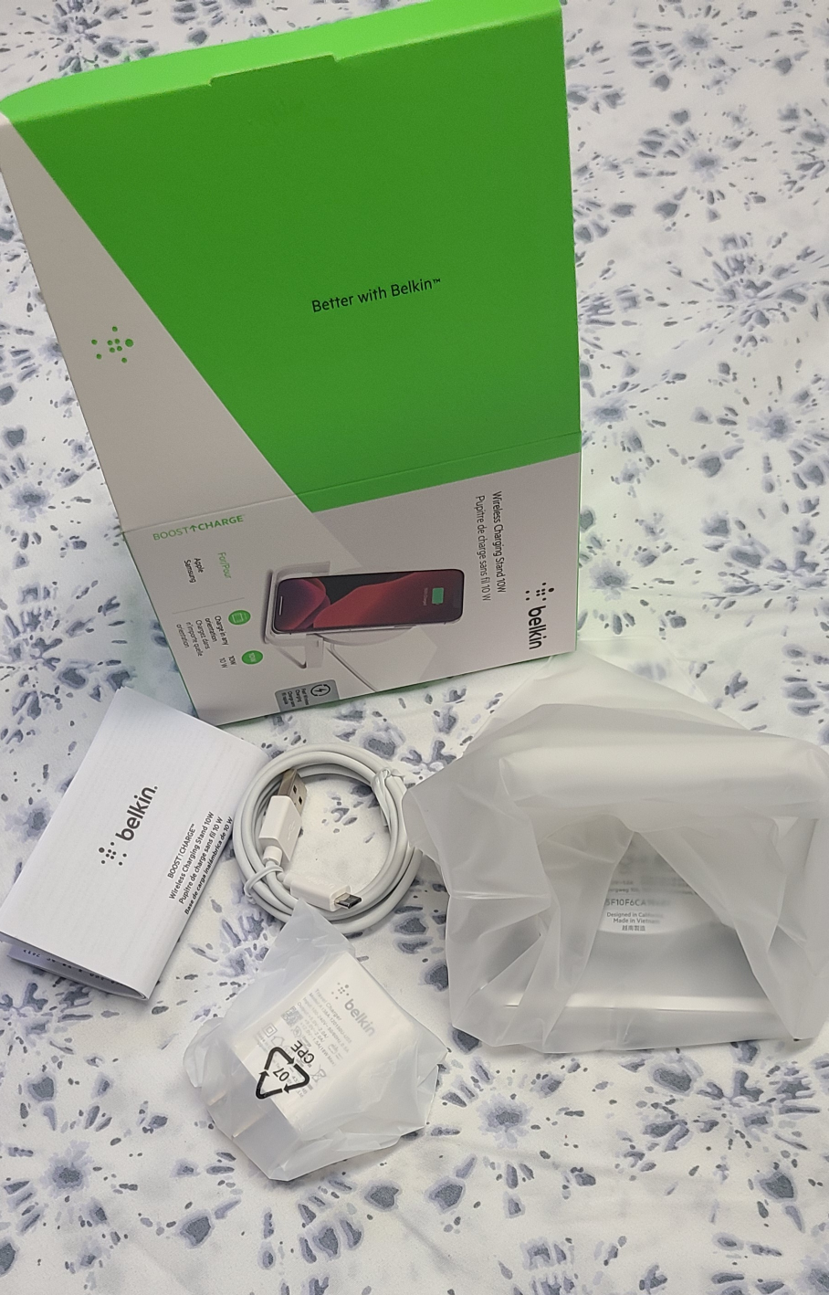 Belkin BoostCharge 10W Fast Wireless Charging Stand - photo 2