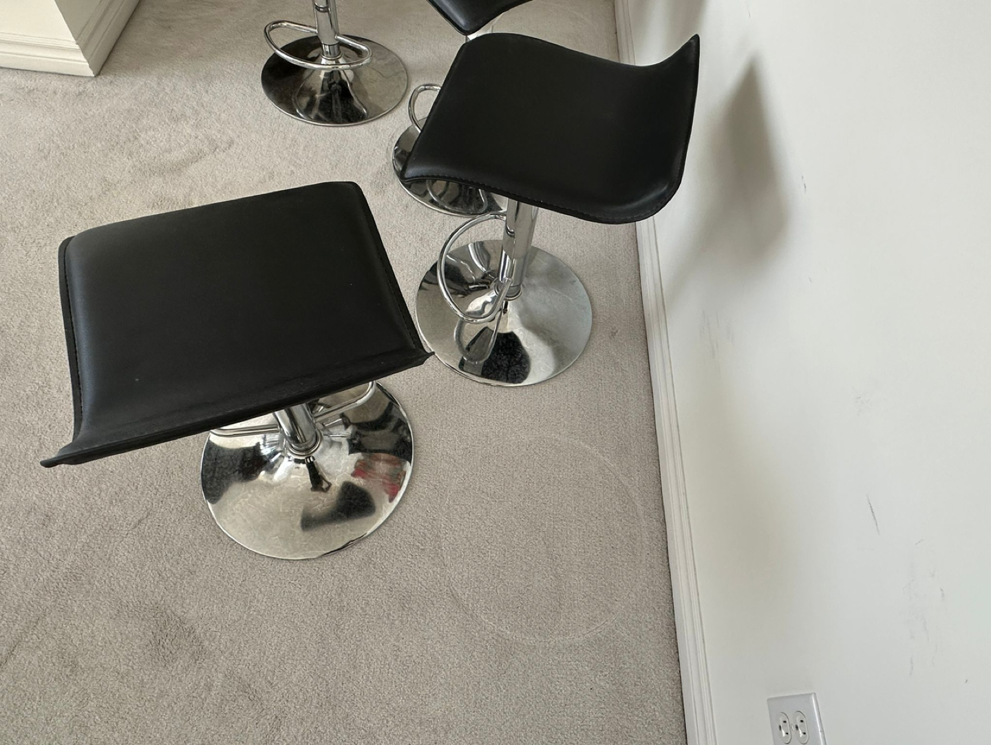 4 Almost brand new bar stools - photo 2