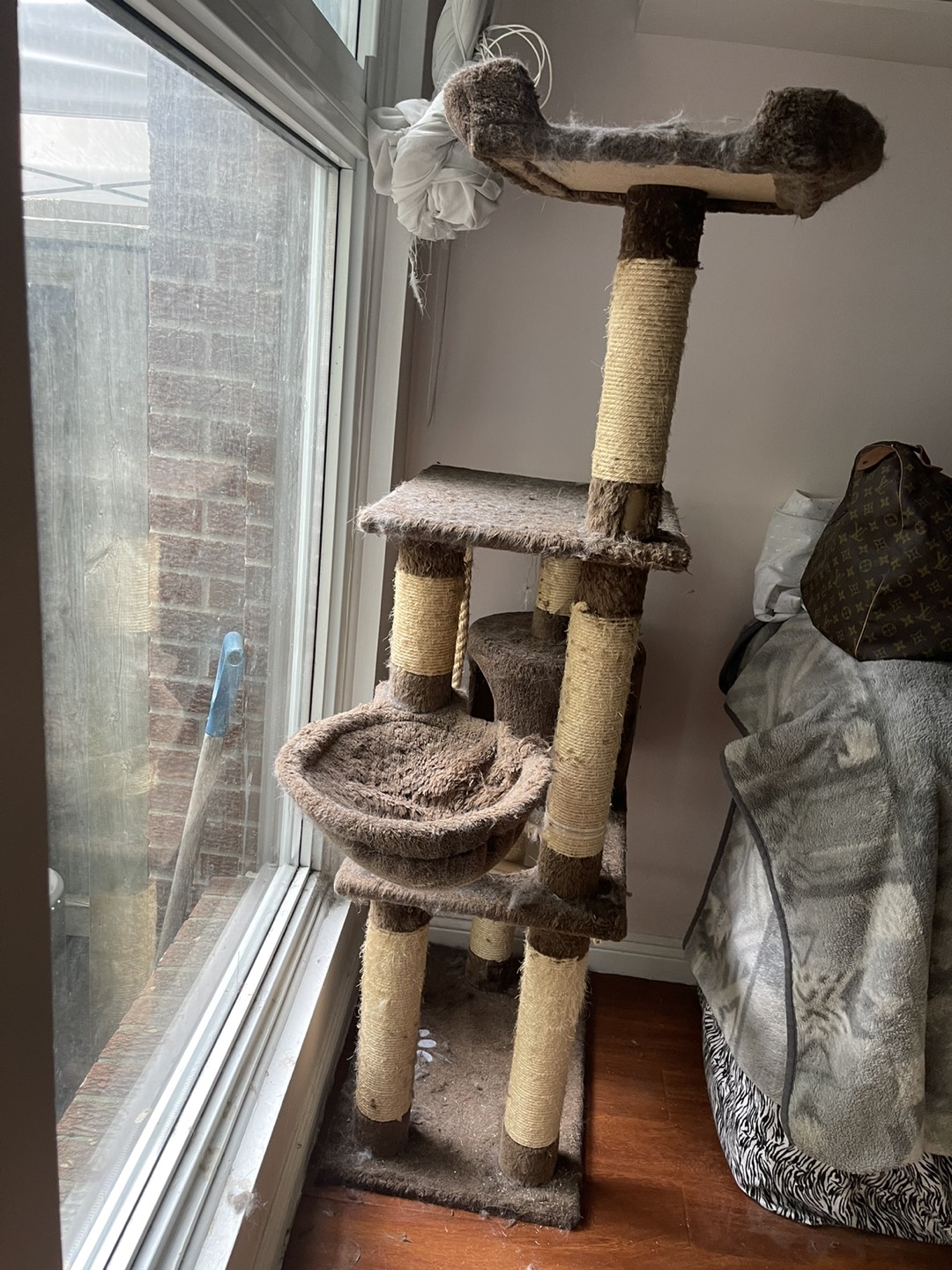 Used cat tree .. FREE — need clean up / 1.5m tall image indicator(2)