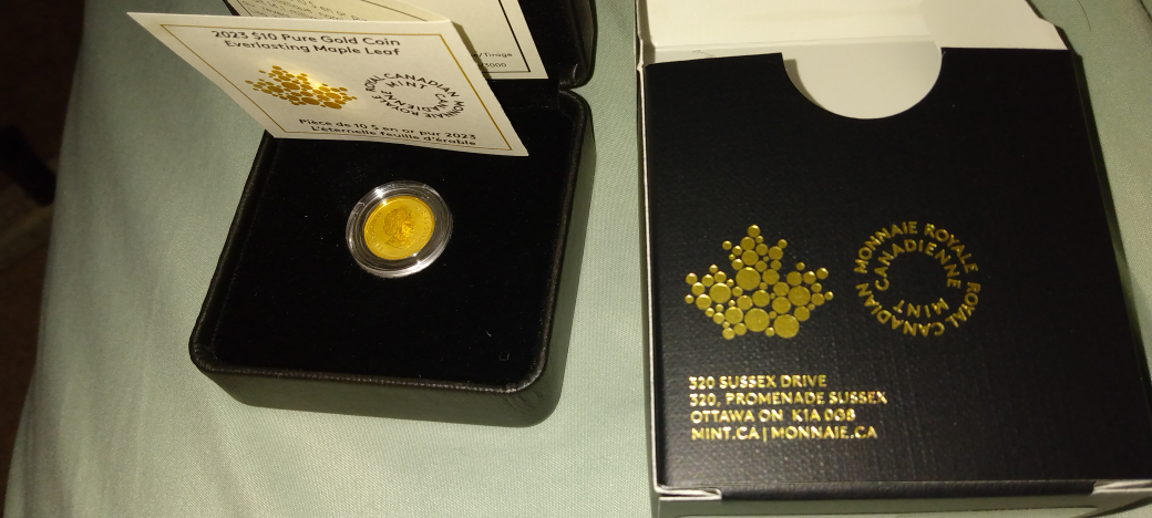 1/20  oz.  2023  Maple leaf Everlasting Gold coin 99.99% pure - photo 3