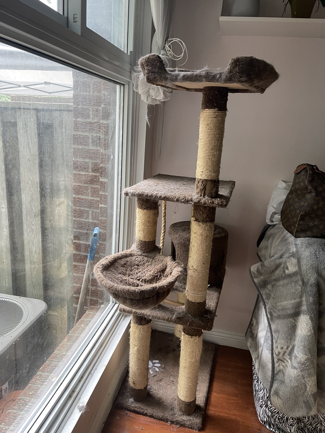 Used cat tree .. FREE — need clean up / 1.5m tall image indicator(4)