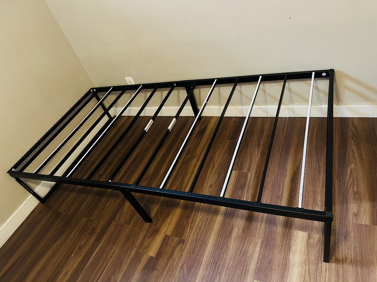 Single platform bed + mattress + pillow - photo 2