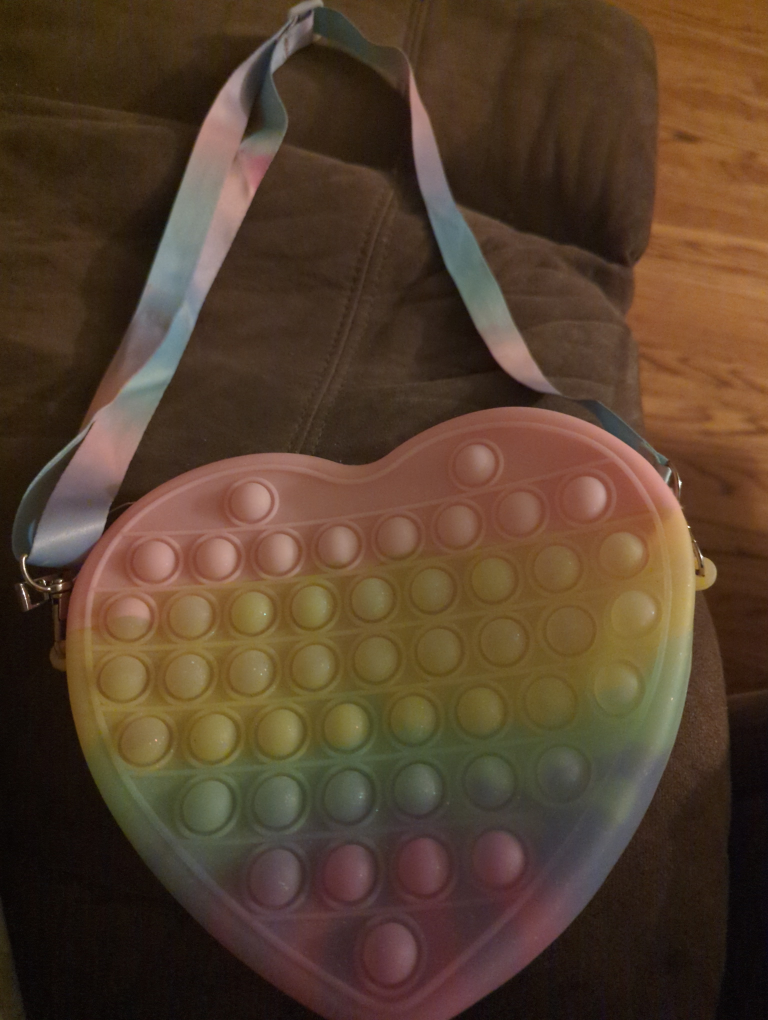 #freecycle 🥕 free little purse that's a pop it! image indicator(2)