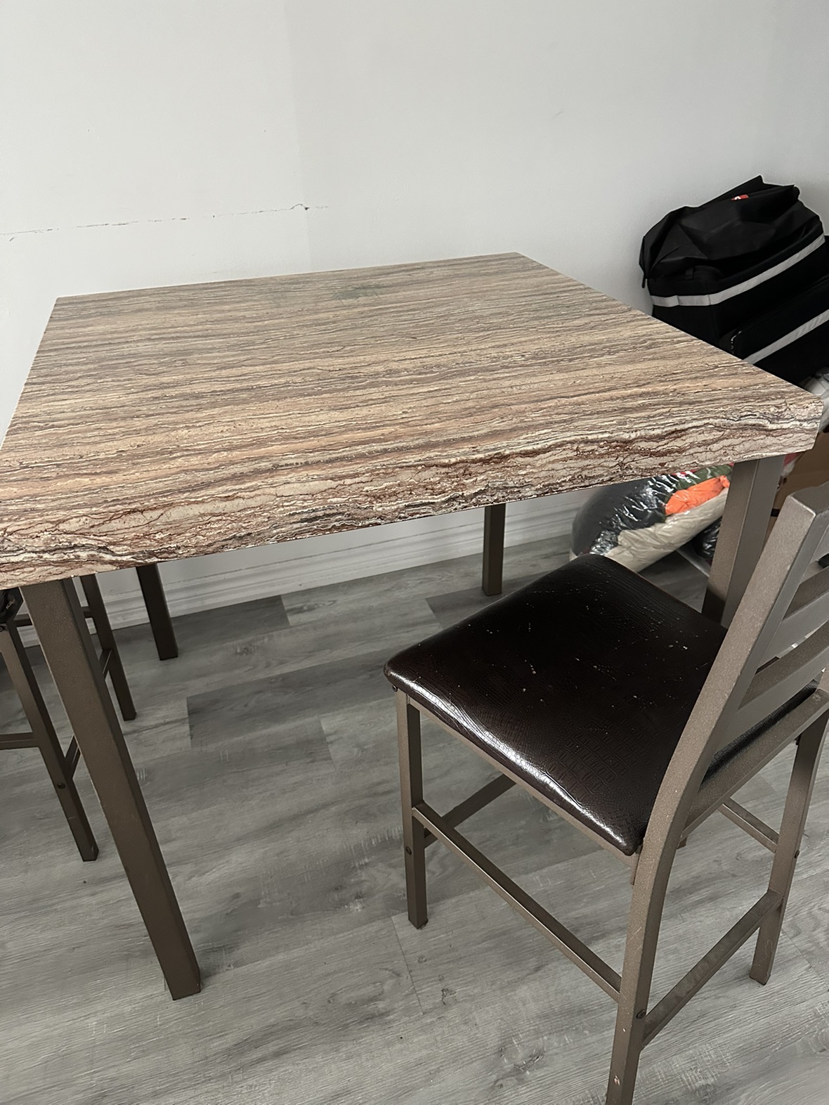 Table + 4 chairs