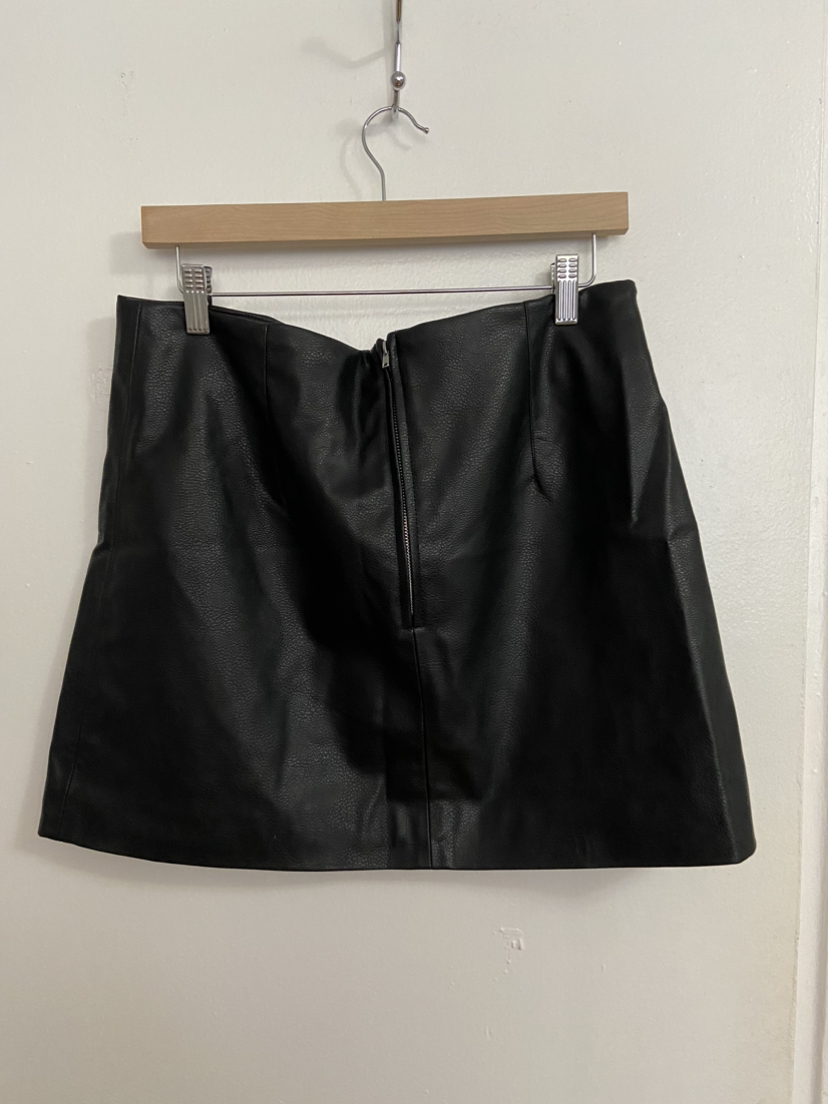 H&M Faux Leather Skirt - Size 12 image indicator(2)
