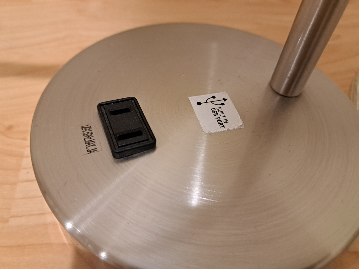 Table lamp with USB ports - photo 4