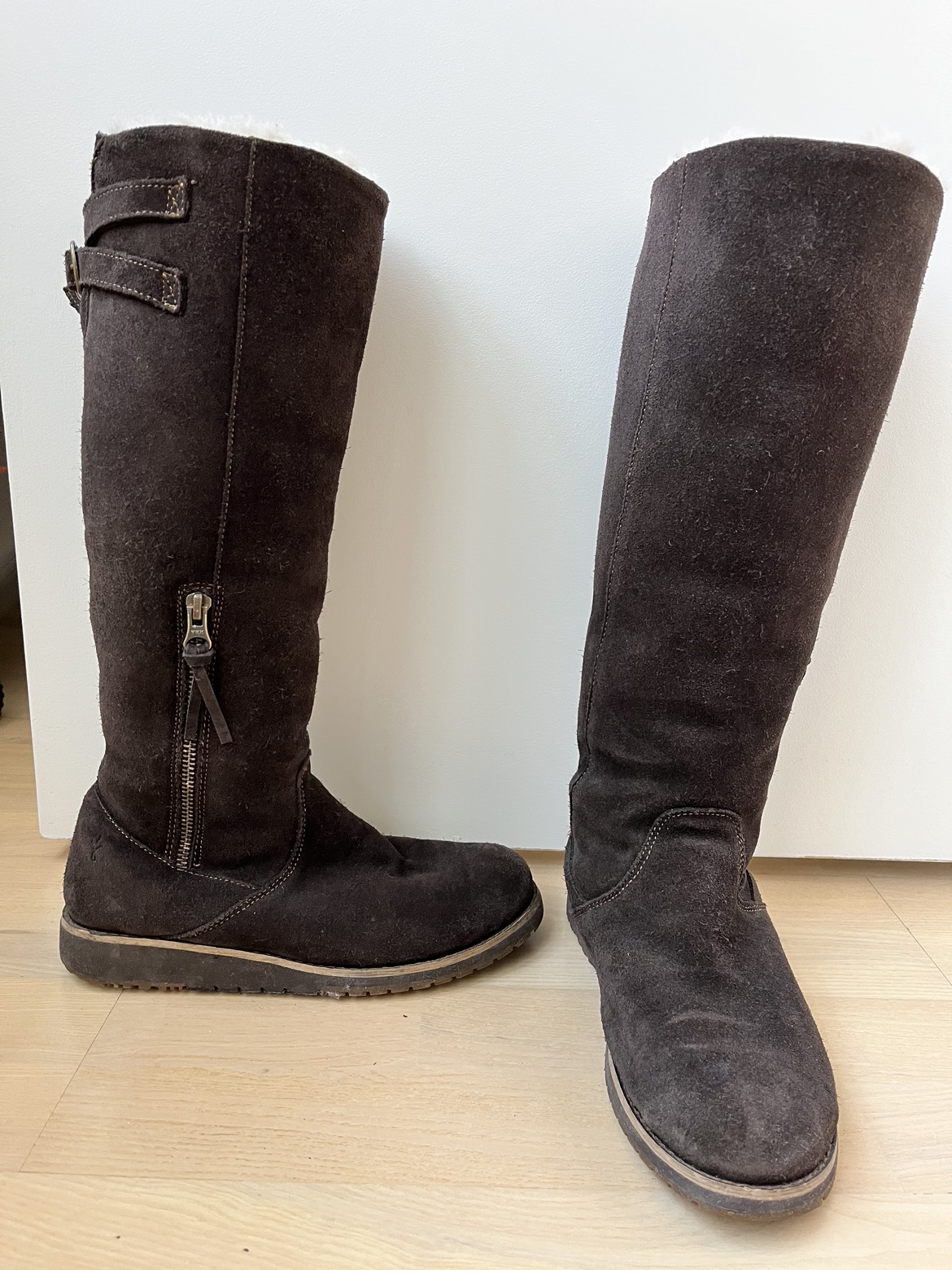 Emu Australia real suede/sheep fur boots size 6 thumbnail