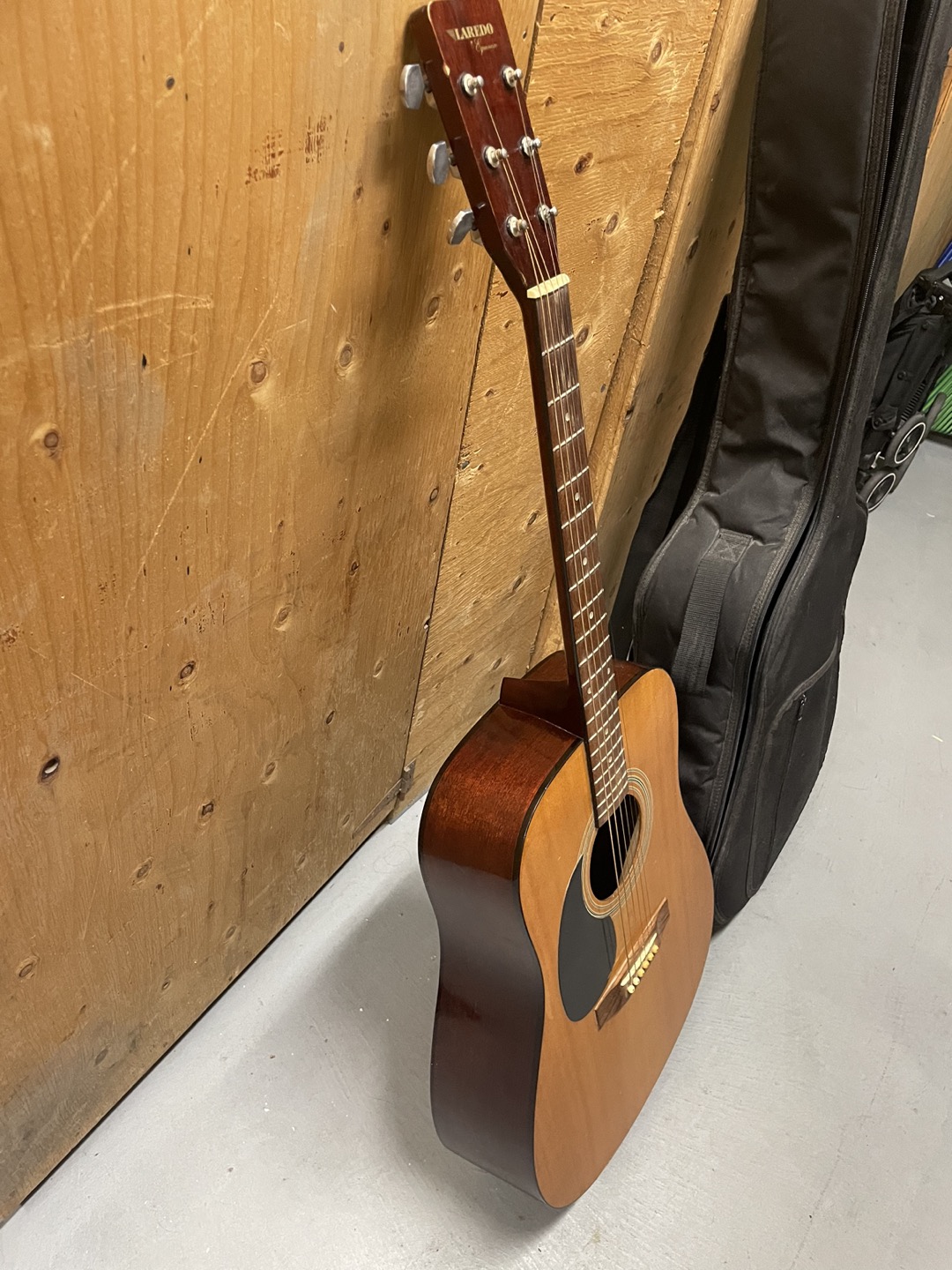 Laredo acoustic guitar with case - photo 2