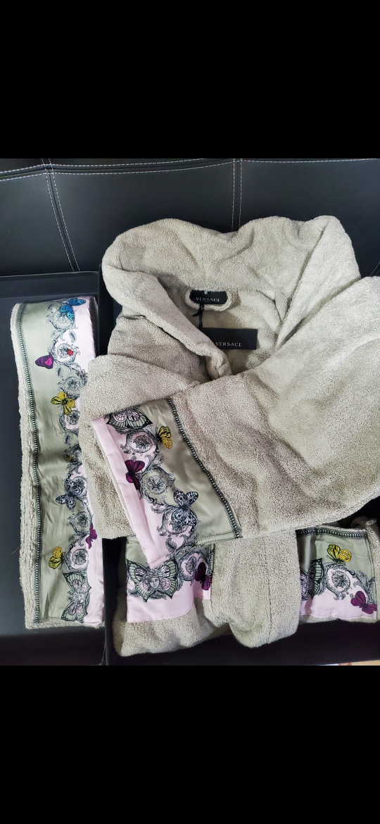 versace gown image indicator(2)