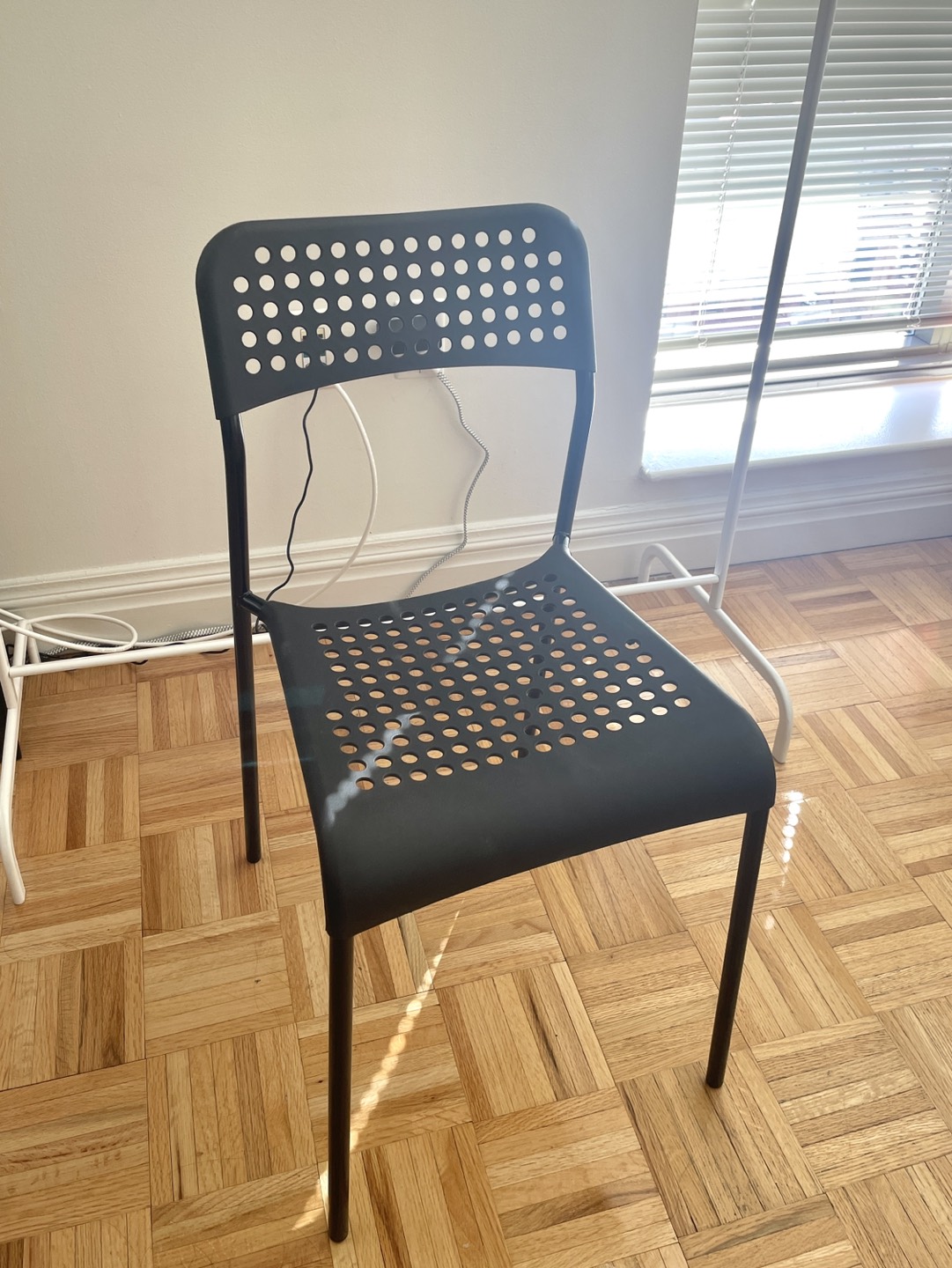 Moving sale - Desk, Chairs, Clothing rack - photo 3