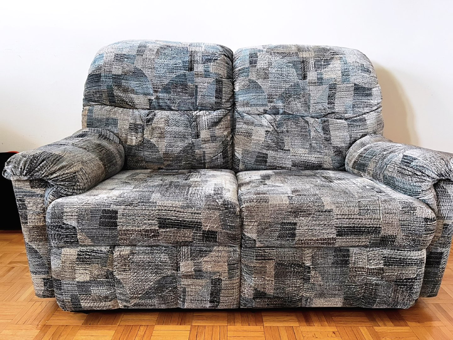 2-Seater Recliner Sofa in Good Condition thumbnail
