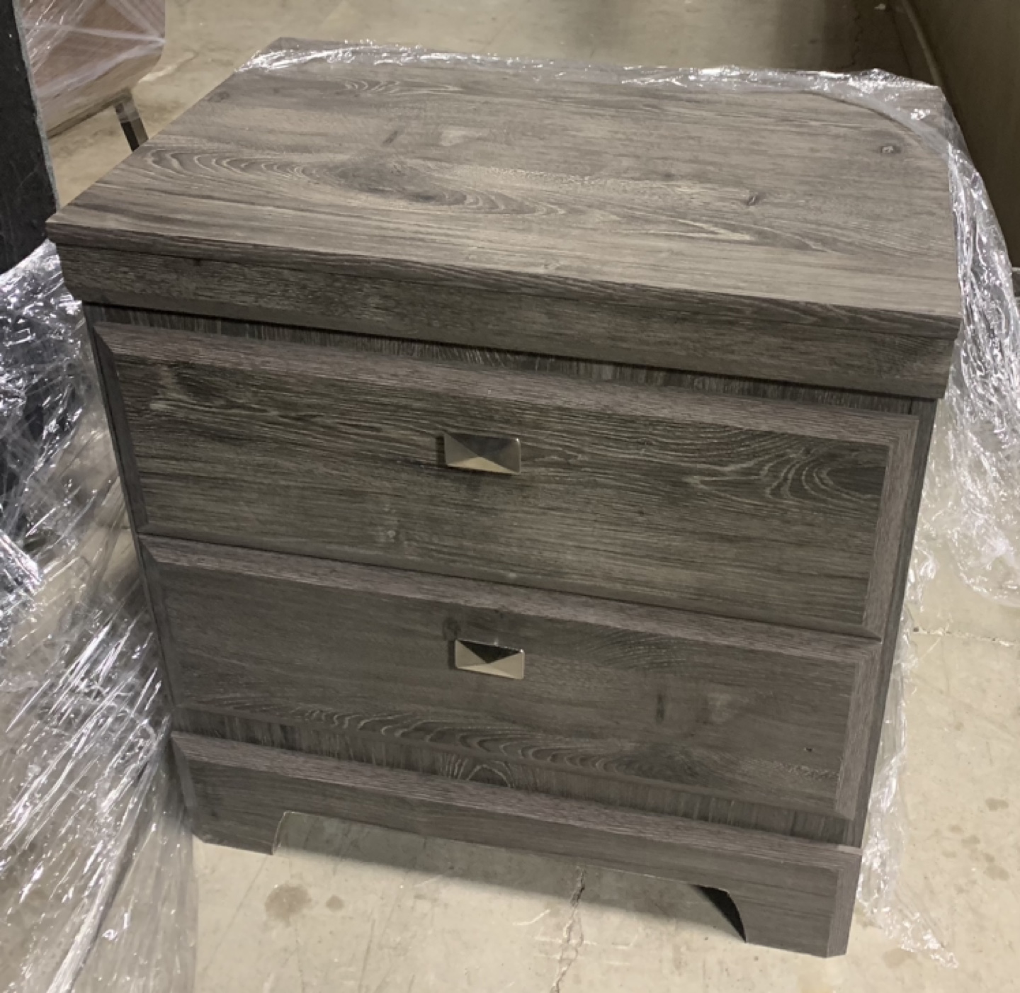 Set of two nightstands thumbnail