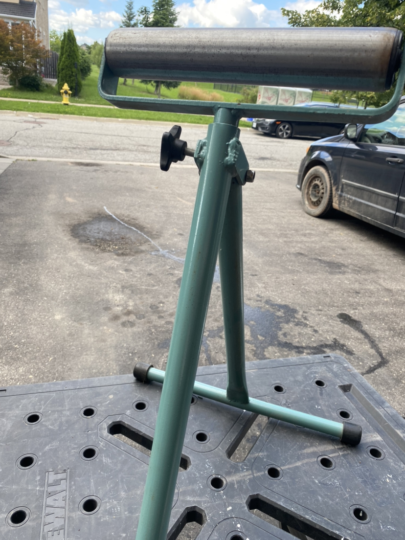 Adjustable roller stand