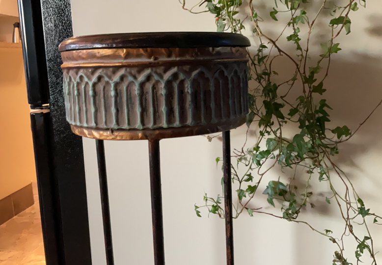 Table for sofa / plant stand - photo 2