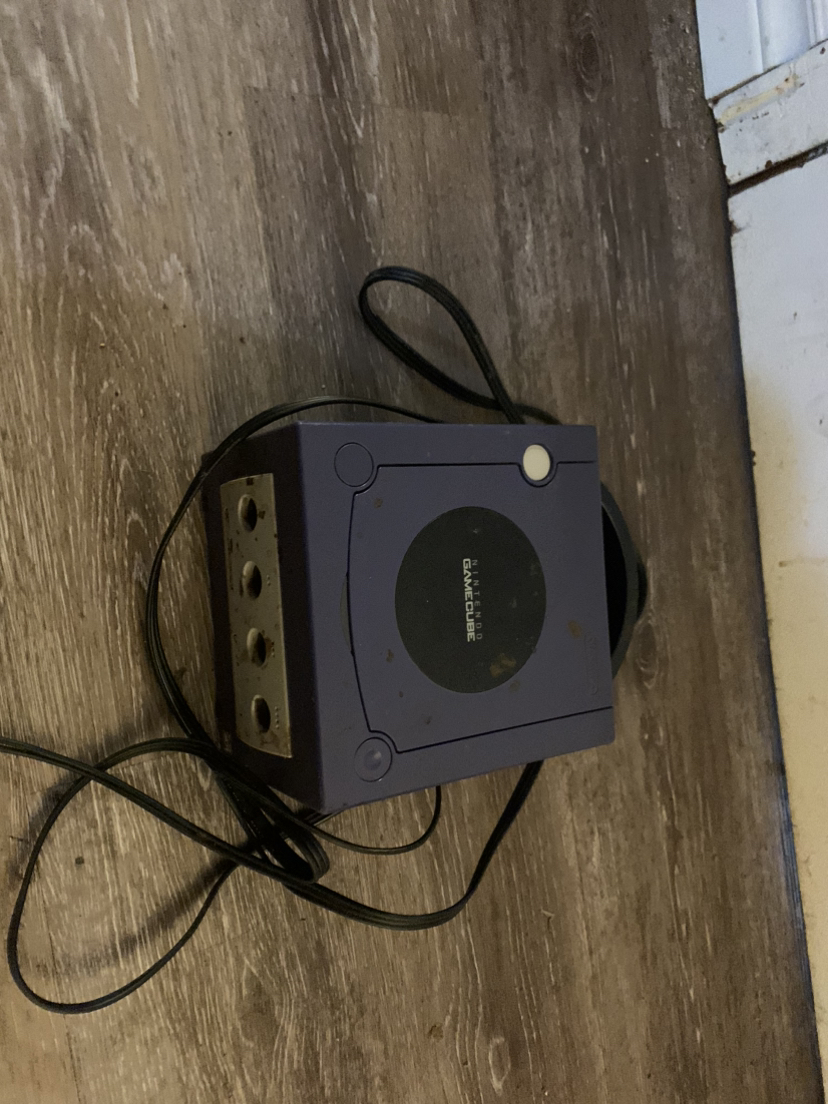 Nintendo Game Cube console  read description * image indicator(2)