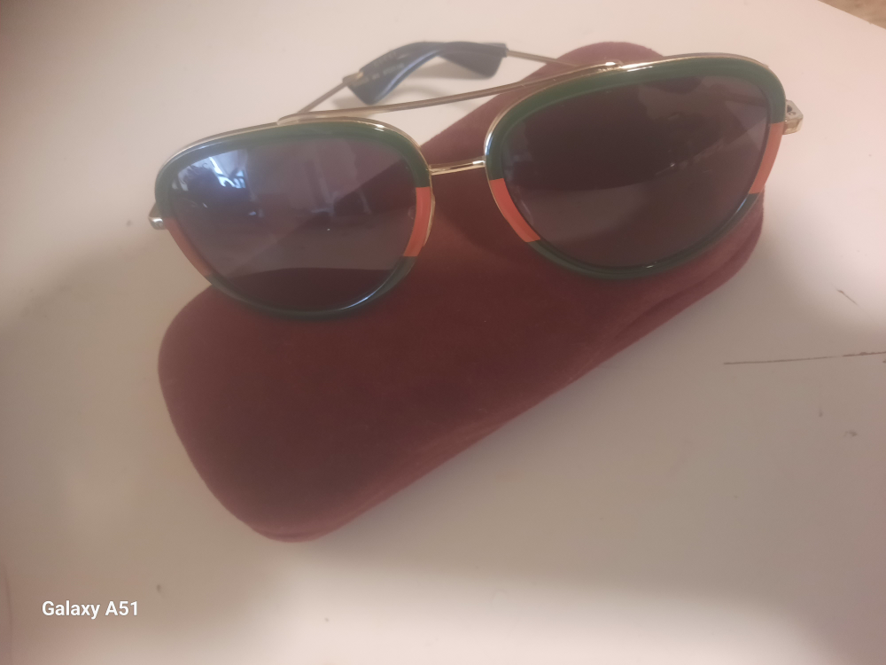 Gucci Super Sweet Sunglasses!! Like New, w/ velvet case...