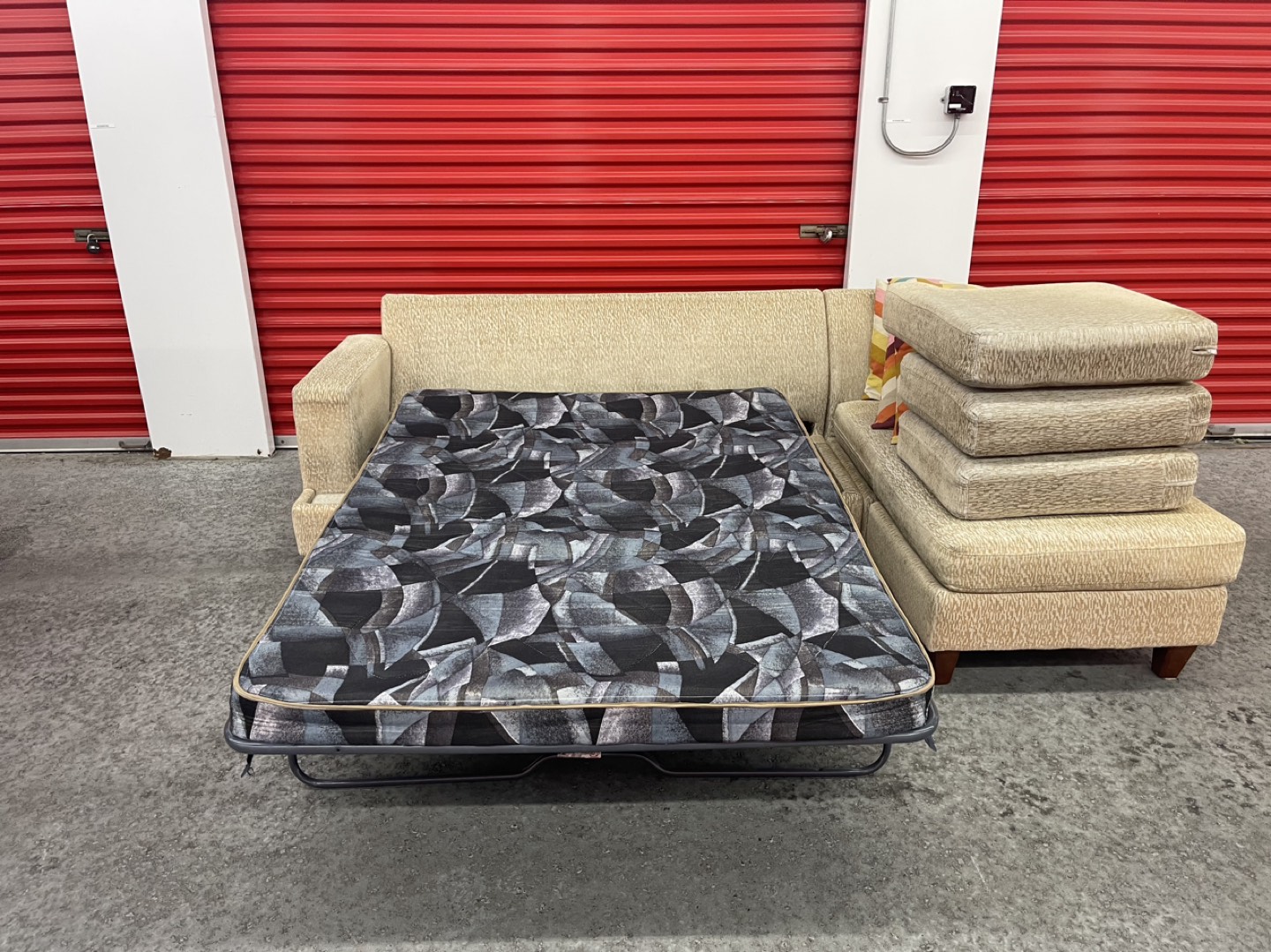 FREE DELIVERY Beautiful Reversible Pullout Sectional - photo 4