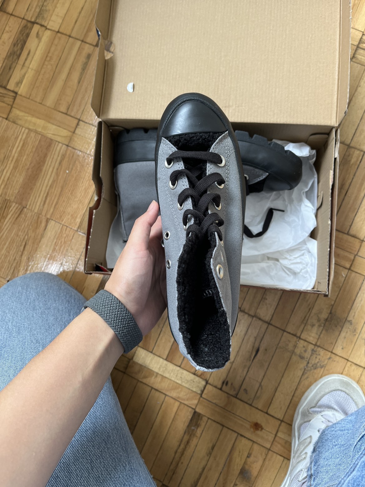 High top converse with fleece woman 6.5 MOVING SALE image indicator(2)