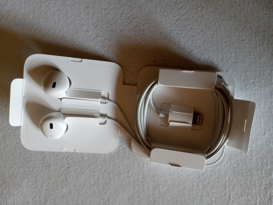 ear pods with jack thumbnail