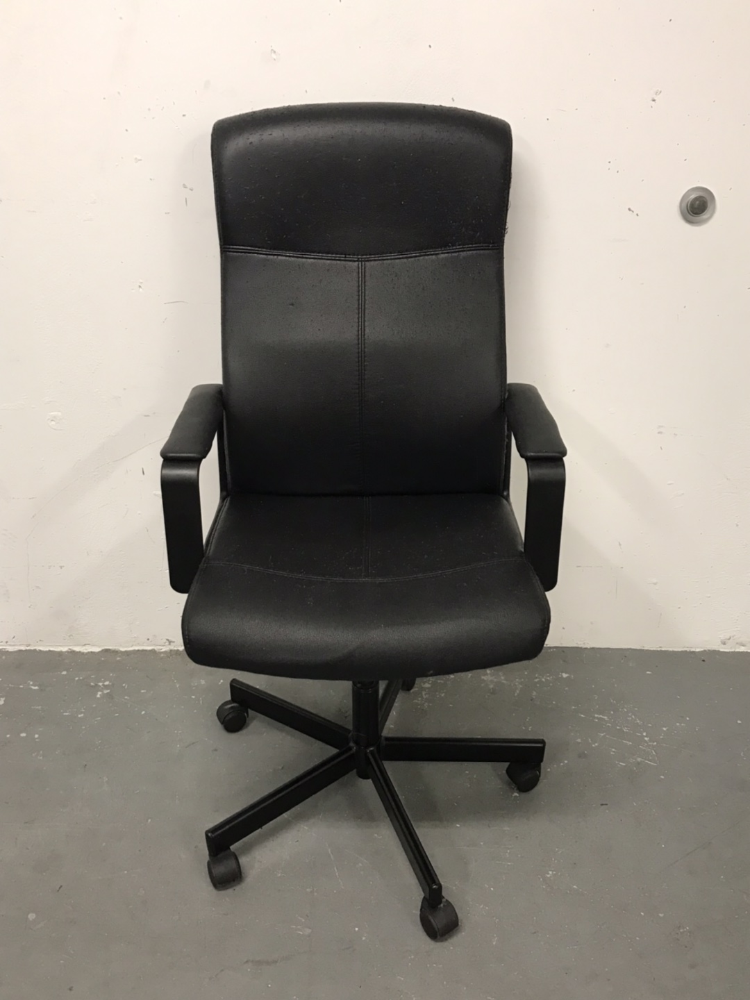 High Quality Computer Chairs But Has Cat Scratches - photo 4