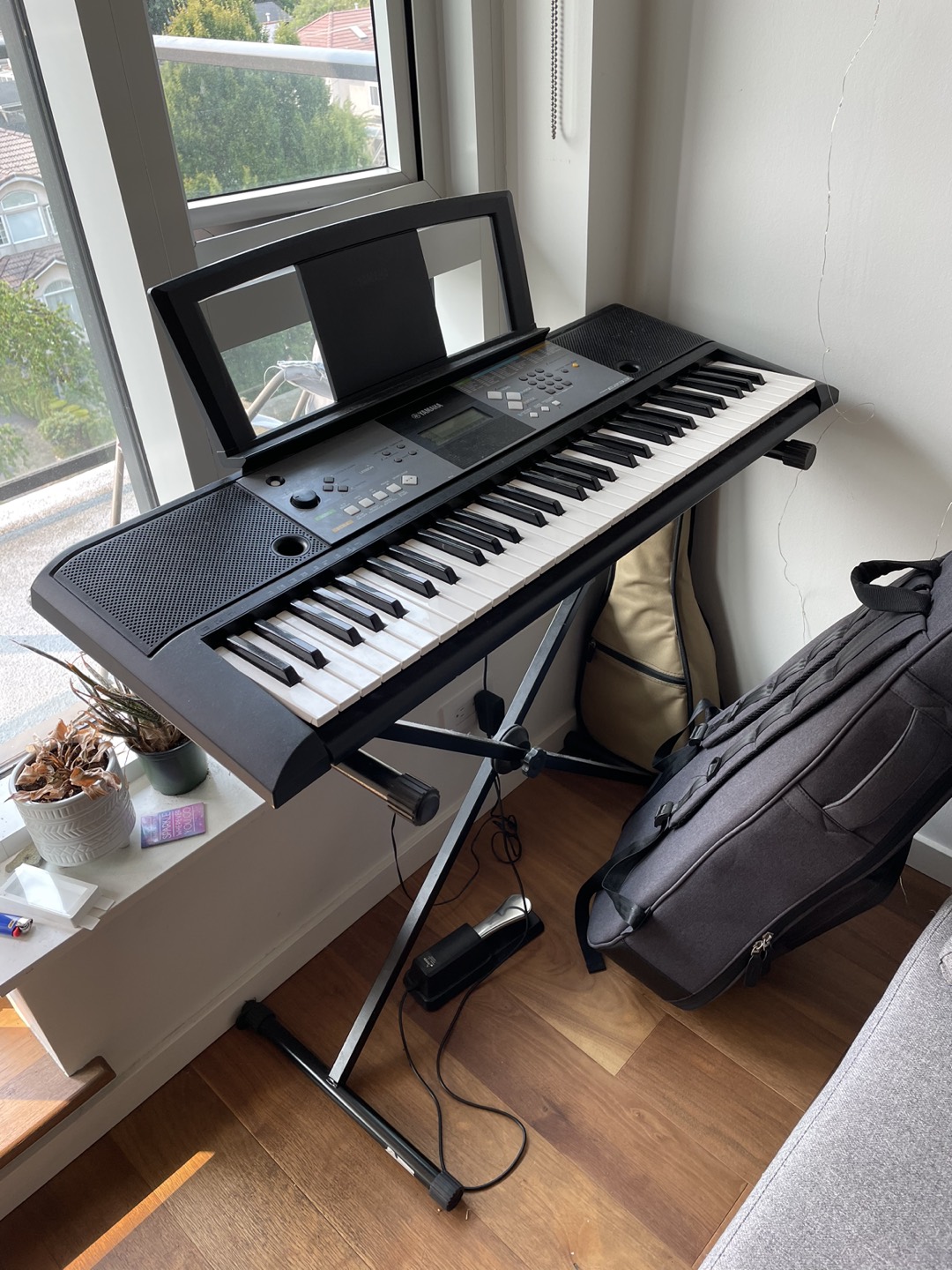 Yamaha portable keyboard/piano PSRE233