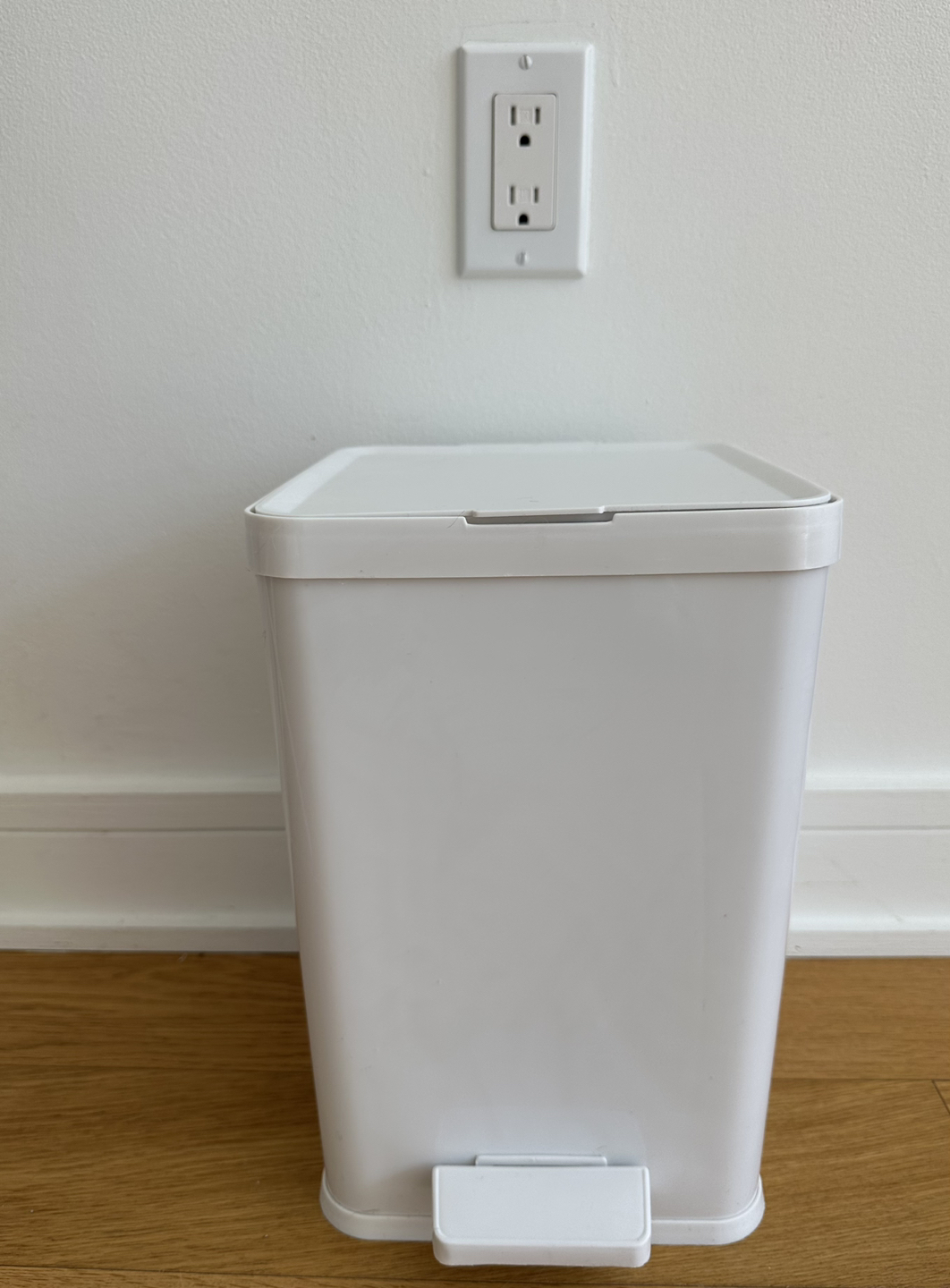Small stepper trash can (white)