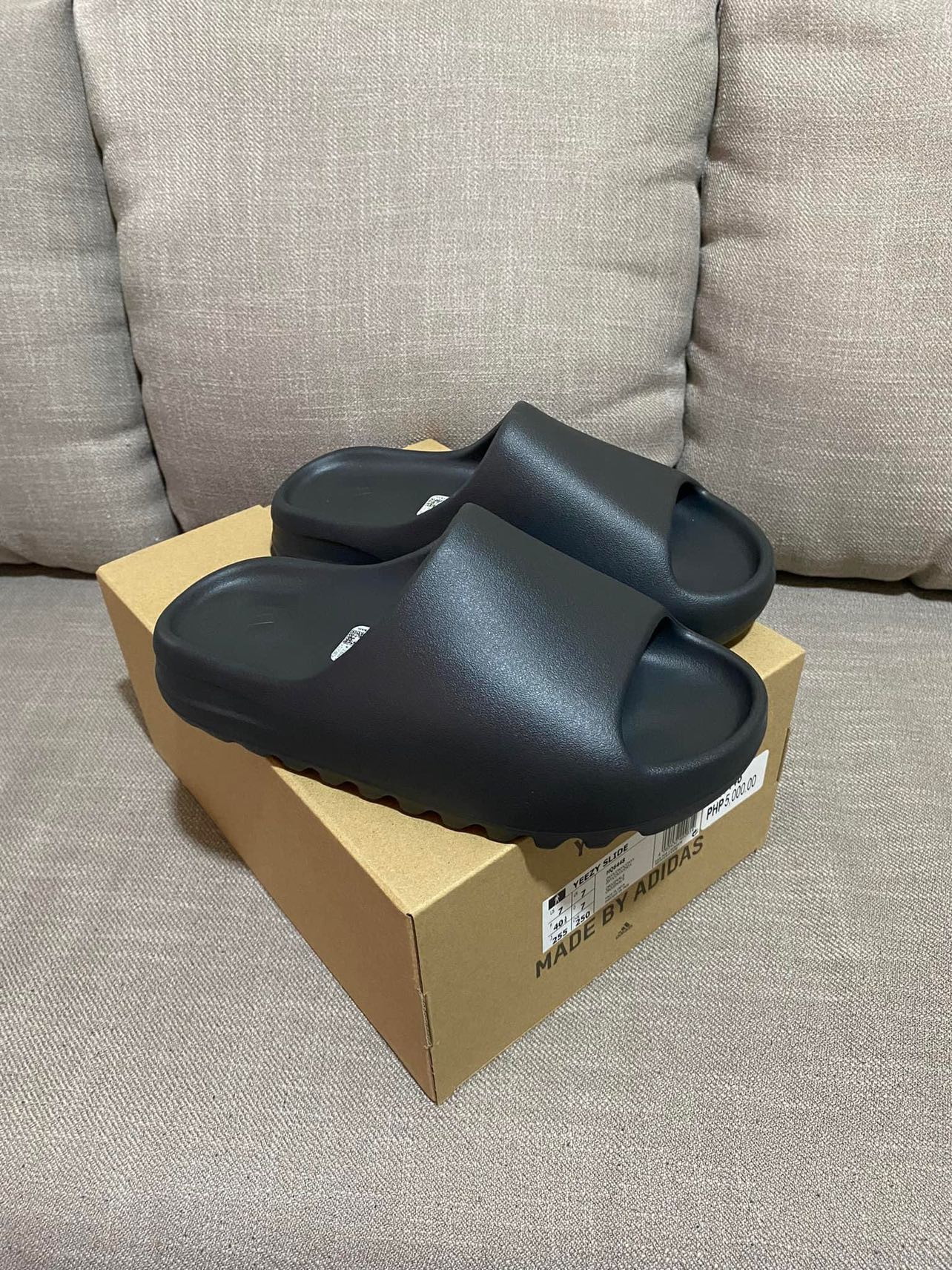 Yeezy Slide Onyx size 9