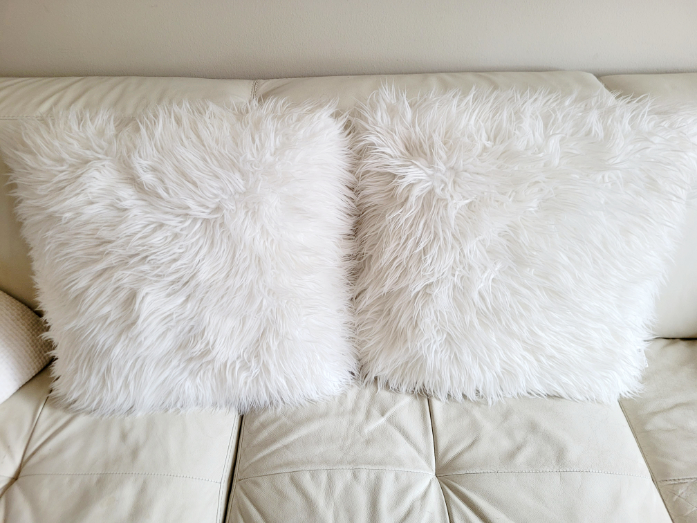 Fuzzy decorative pillows image indicator(2)