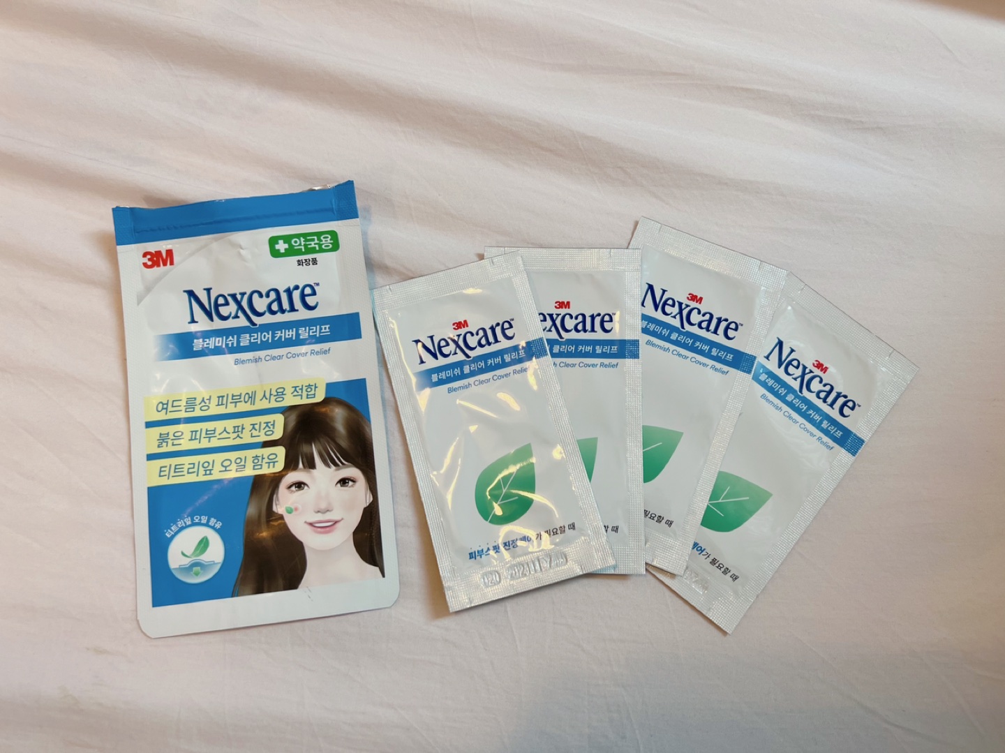 3M Nexcare Blemish Clear Acene Absobing Cover - Opened image indicator(3)