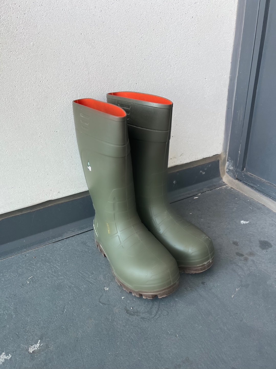 Construction boots thumbnail