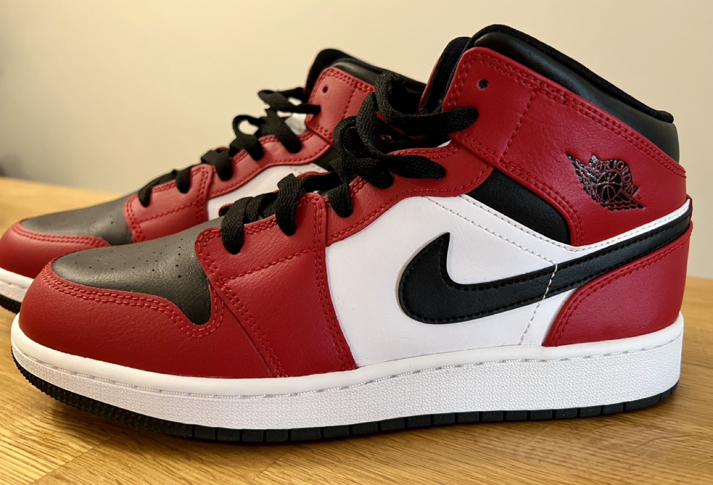 **NIKE AIR JORDAN 1 MID CHICAGO BLACK TOE SNEAKERS - YOUTH** - photo 2