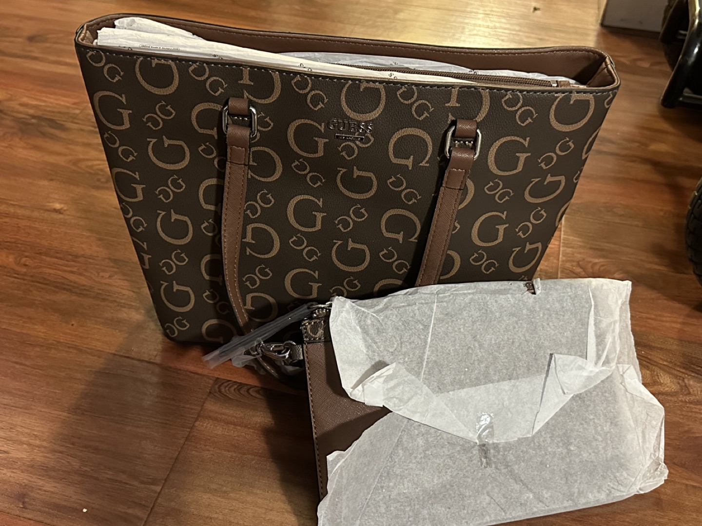 Guess brand new shoulder bag image indicator(2)