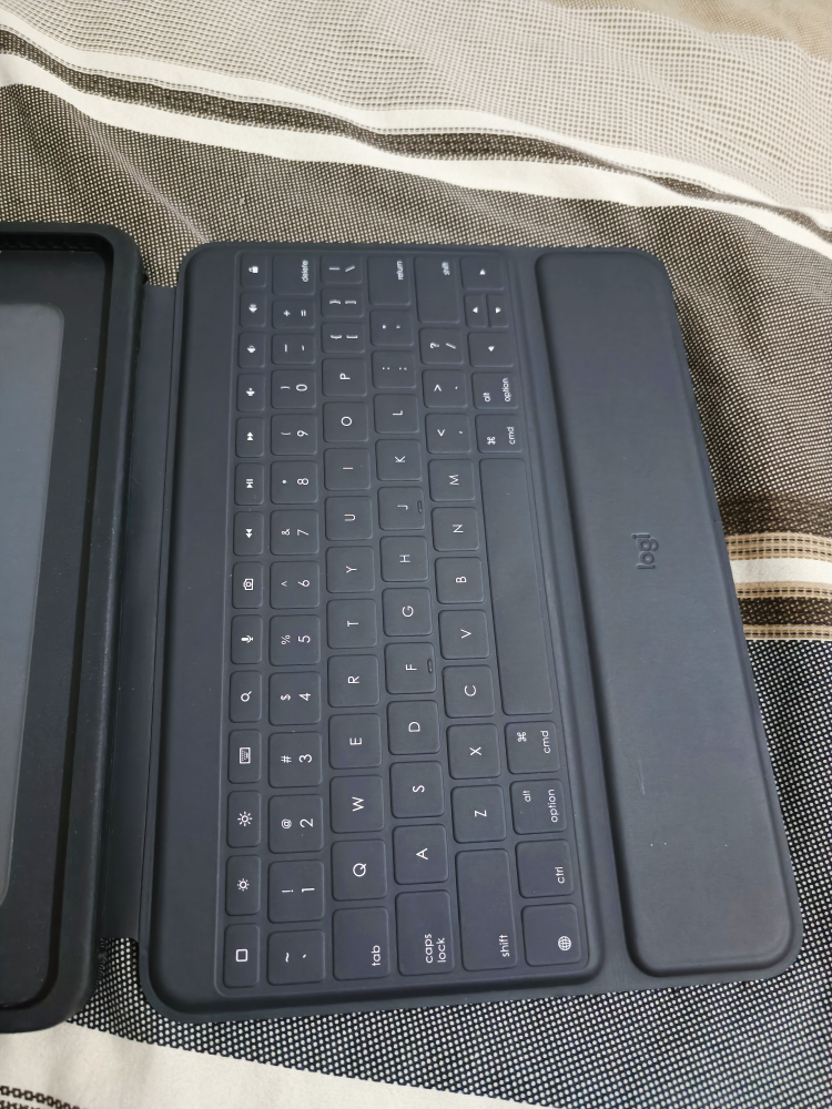 iPad logi keyboard (10.2") case tri-fold. Fit to 7th/8th/9th Gen image indicator(2)