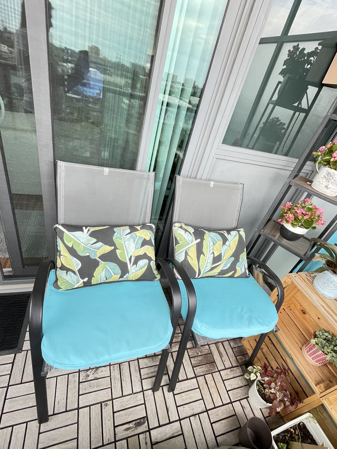 Patio chairs, table, lantern - photo 2