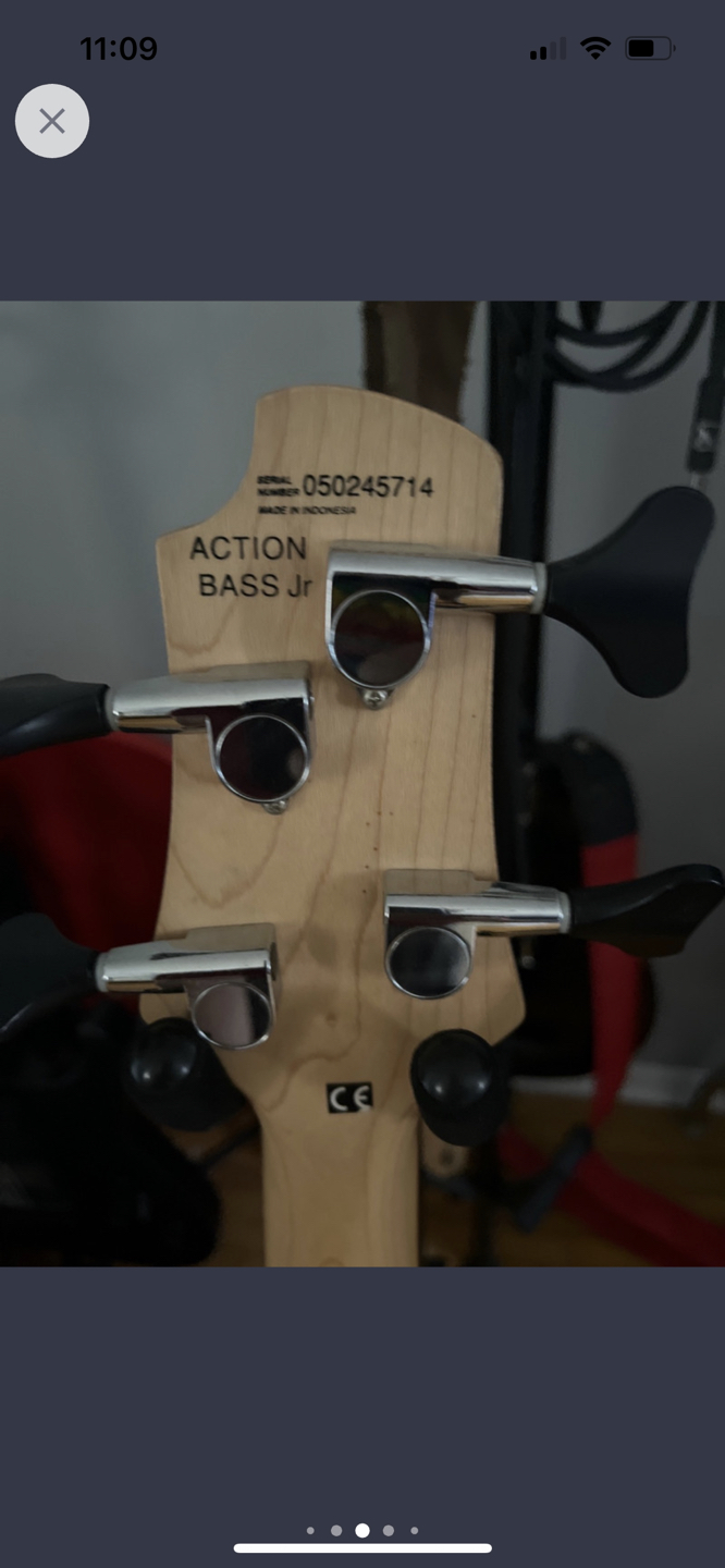 Cort Action bass jr and ampeg amp+zoom pedal - photo 4