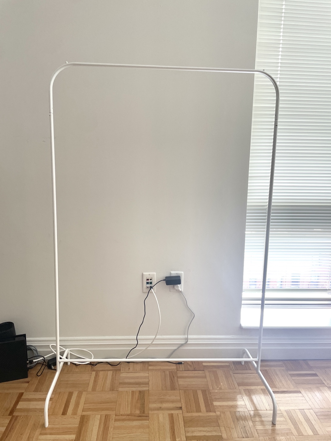 Moving sale - Desk, Chairs, Clothing rack - photo 4