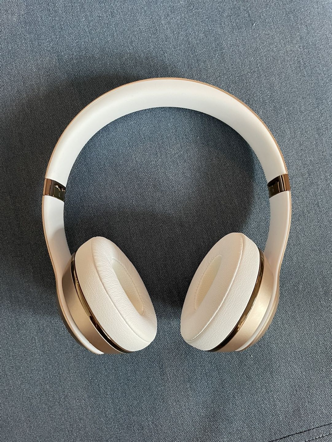 Beats Solo³ On-Ear Wireless Headphones-Gold image indicator(2)