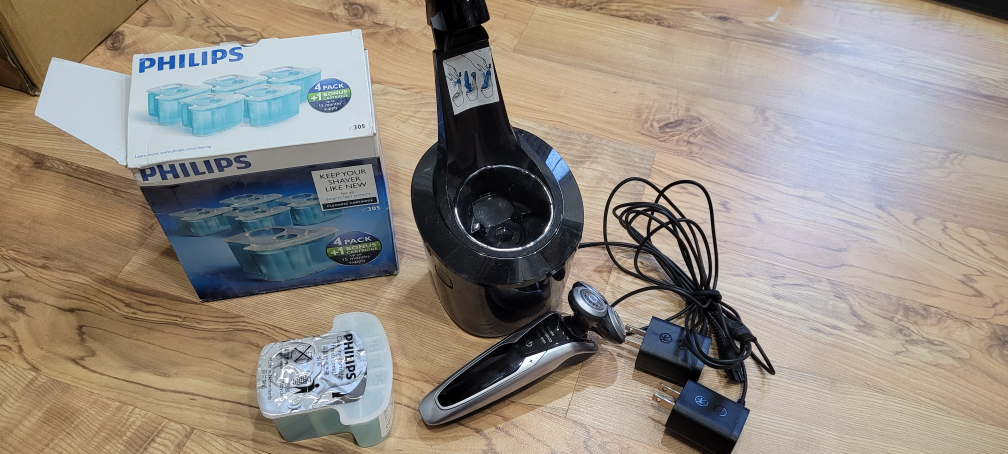 Like new Philips Norelco S9311 electric Shaver 9300 with dock