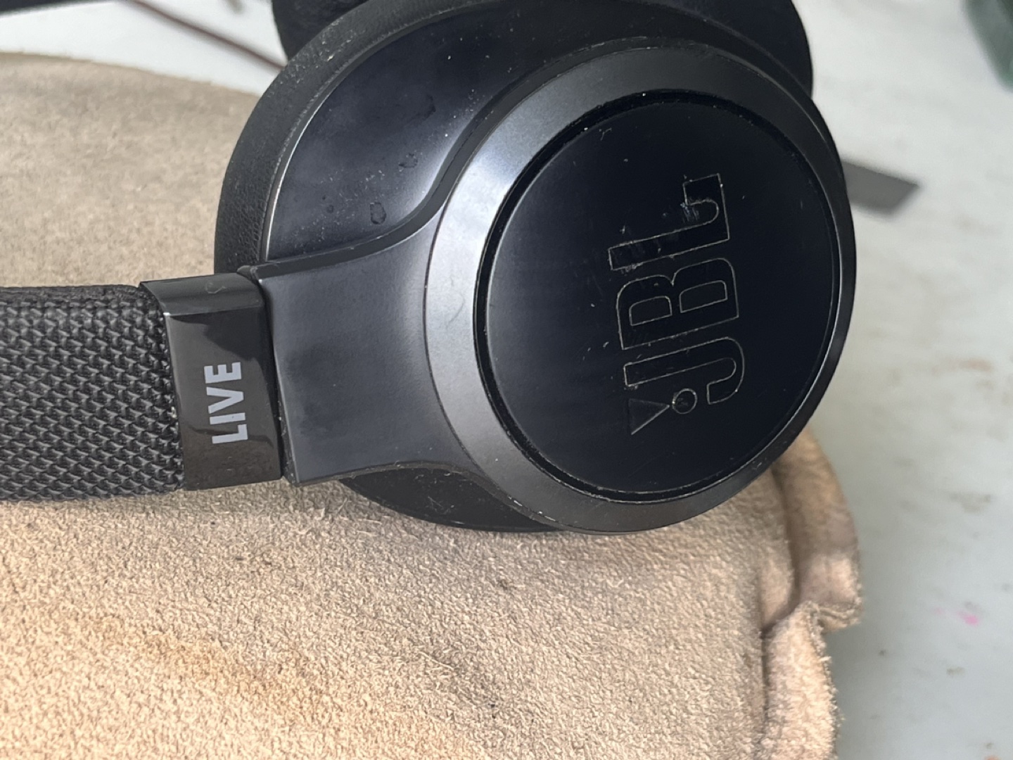 Wireless JBL headphones thumbnail