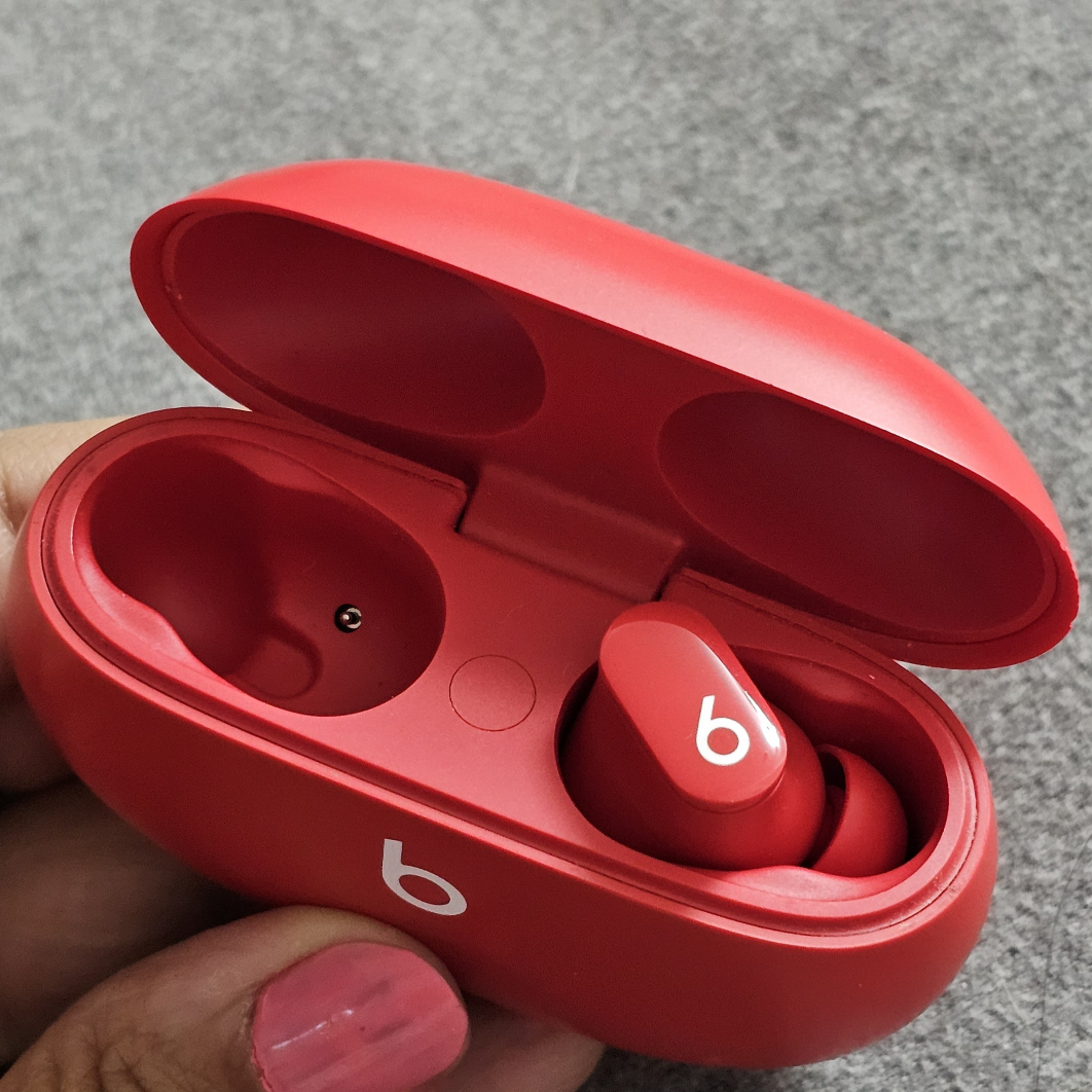 Red Beats Studio Buds(no left bud)  thumbnail