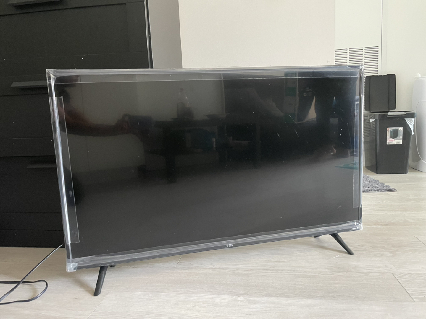 43” TCL ROKU TV for sale. Note: Tv is flickering.