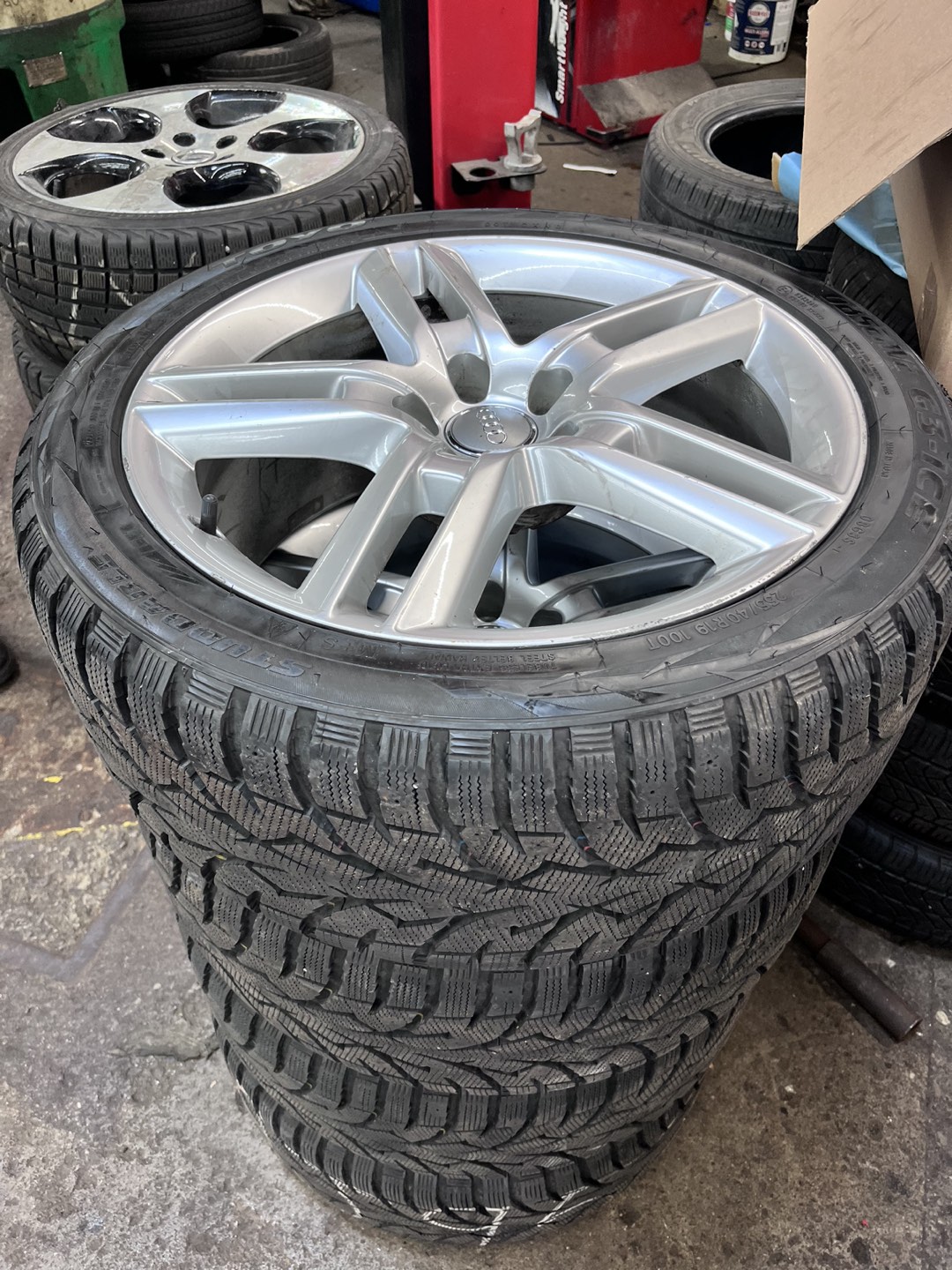 Audi Rims and winter Tires (255/40R19)