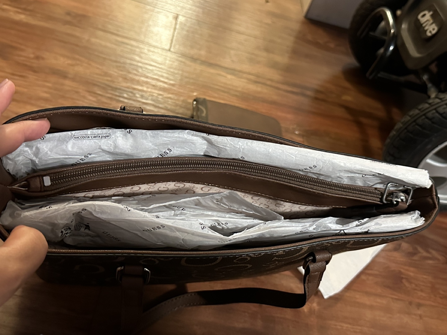 Guess brand new shoulder bag image indicator(5)