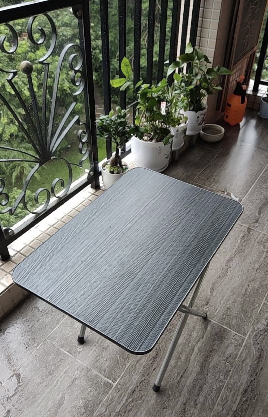 Foldable table